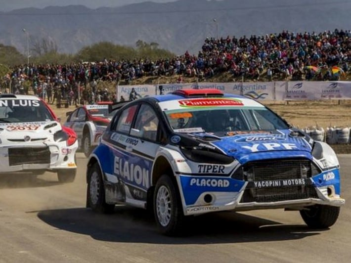 A diferencia de las competencias de rally en rutas públicas, el rallycross se desarrolla en predios o circuitos cerrados; de esta manera y en el contexto de la pandemia, se facilita el cumplimiento de protocolos de sanidad y seguridad.