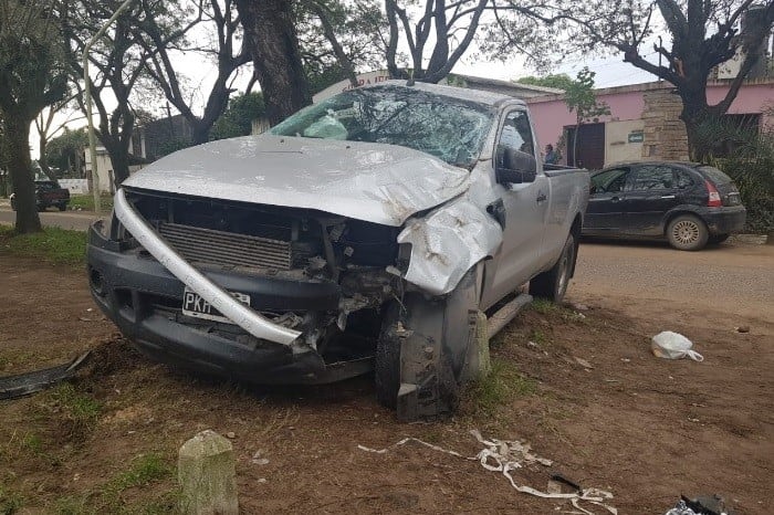 Estaba drogado, robó una camioneta y chocó