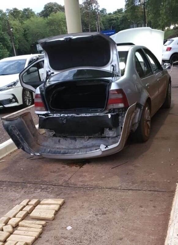 Vehículo en el cual transportaban marihuana en el puente Tncredo Neves. (Aduana)