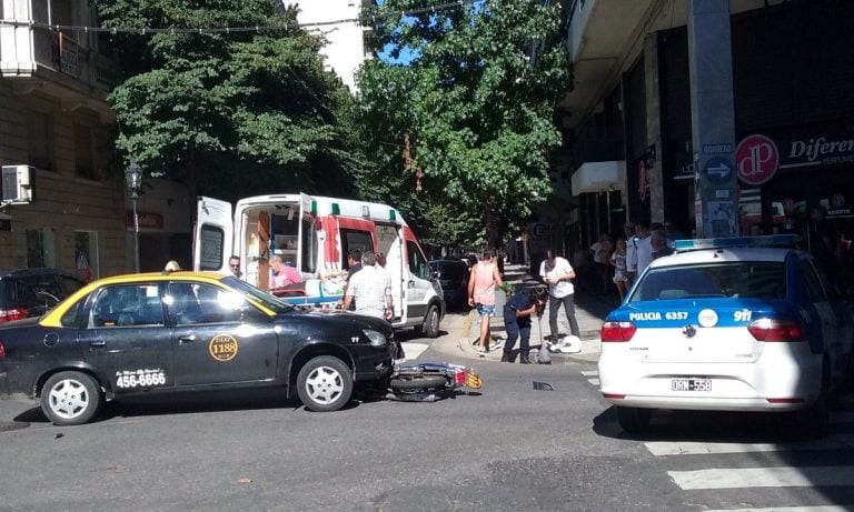 Choque entre un taxi y una motocicleta en la esquina de Córdoba y Dorrego, Rosario.