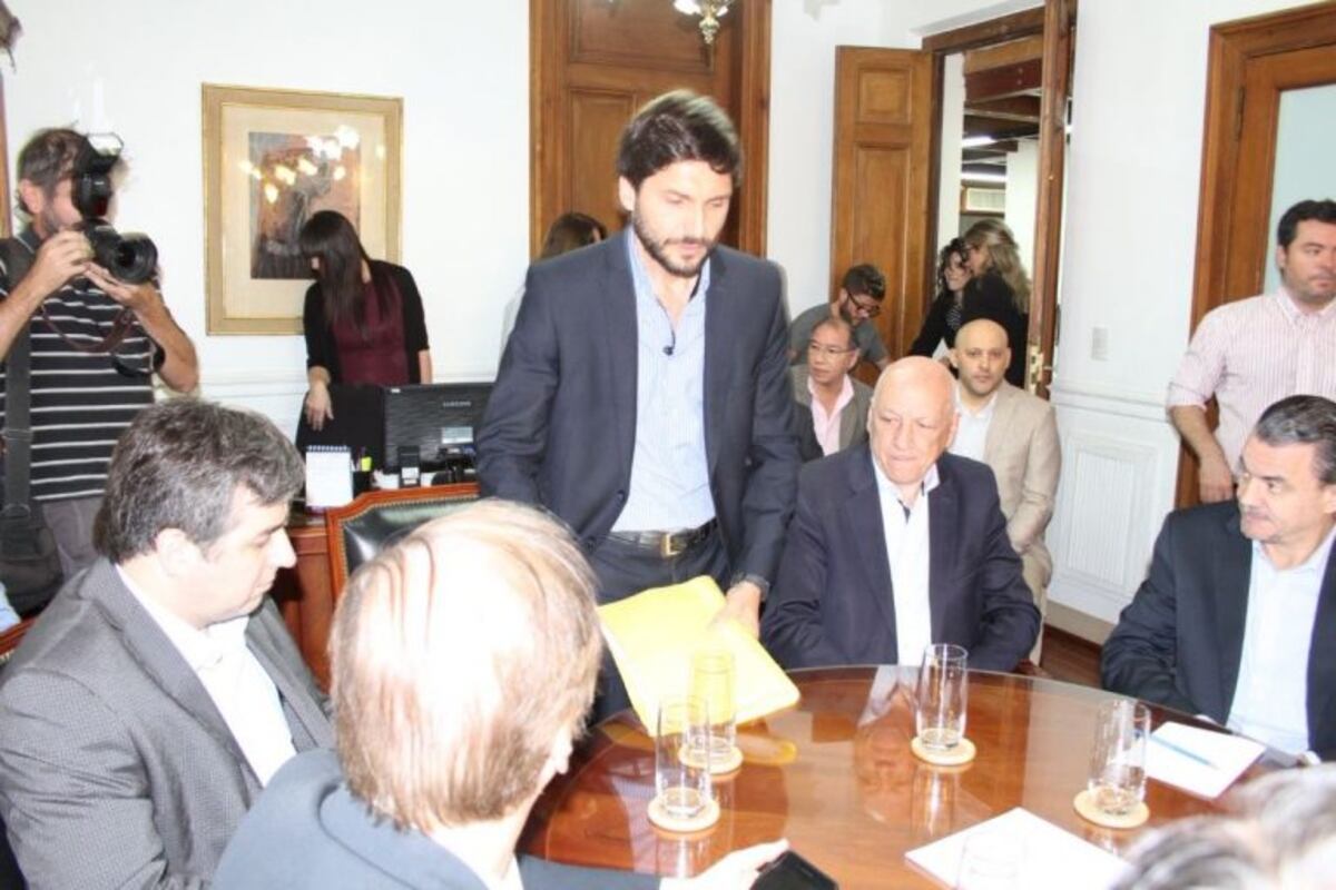 Pullaro denunció que 'se estaban vendiendo' las escuchas de su teléfono celular