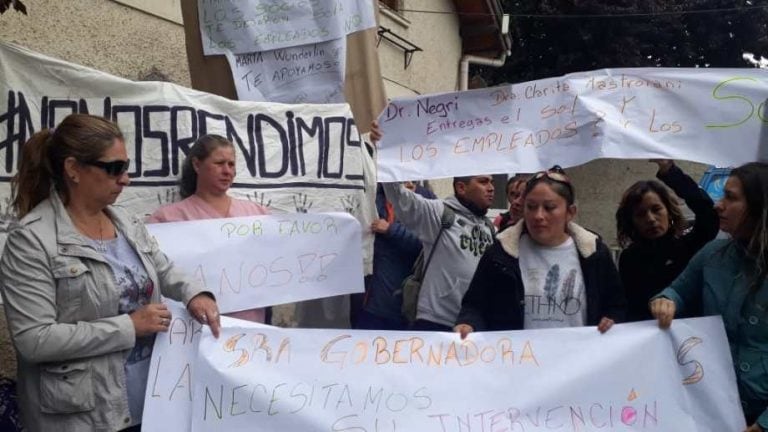 Reclamos en el Sanatorio del Sol, Bariloche (Río Negro).