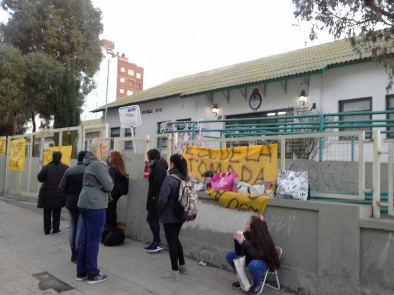 Los padres se concentraron ayer en varias escuelas de la ciudad apoyando a los docentes.