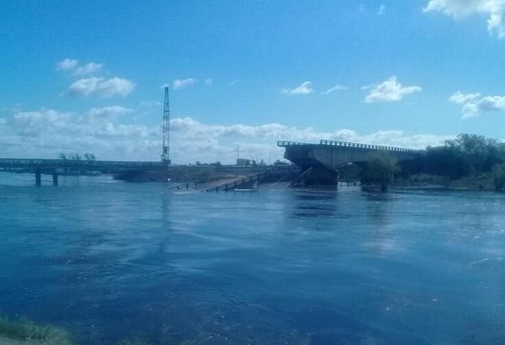 Se desprendió una parte del puente colapsado sobre el arroyo Guazú. (Foto: Corrientes Hoy)