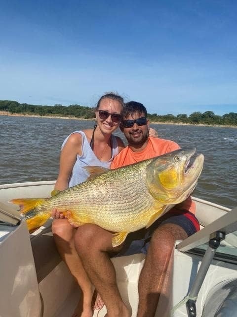 El pescador con el Dorado de 22 kilos.