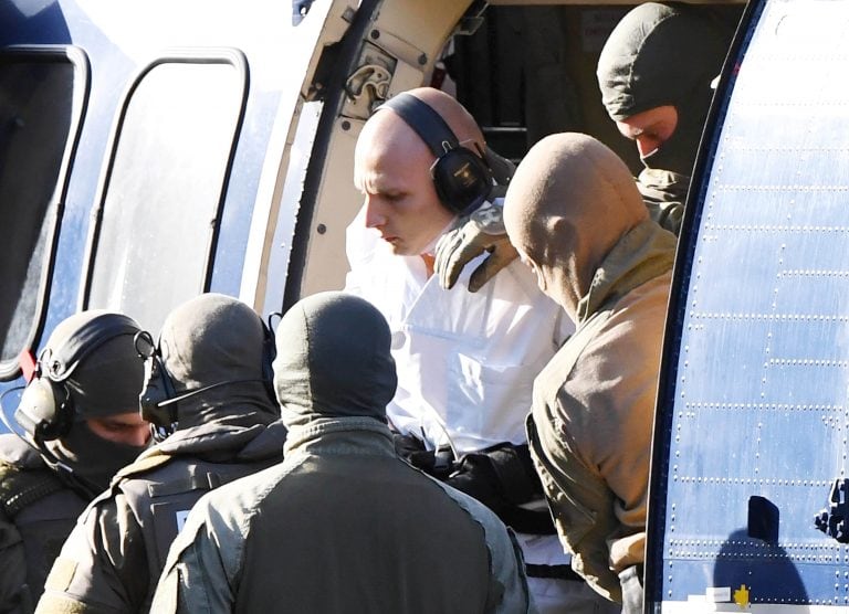 Stephan B. sale de un helicóptero después de que aterrizó en la Corte Suprema Federal (Bundesgerichtshof) en Karlsruhe, sur de Alemania, el 10 de octubre de 2019. Crédito: Uli Deck / dpa / AFP.