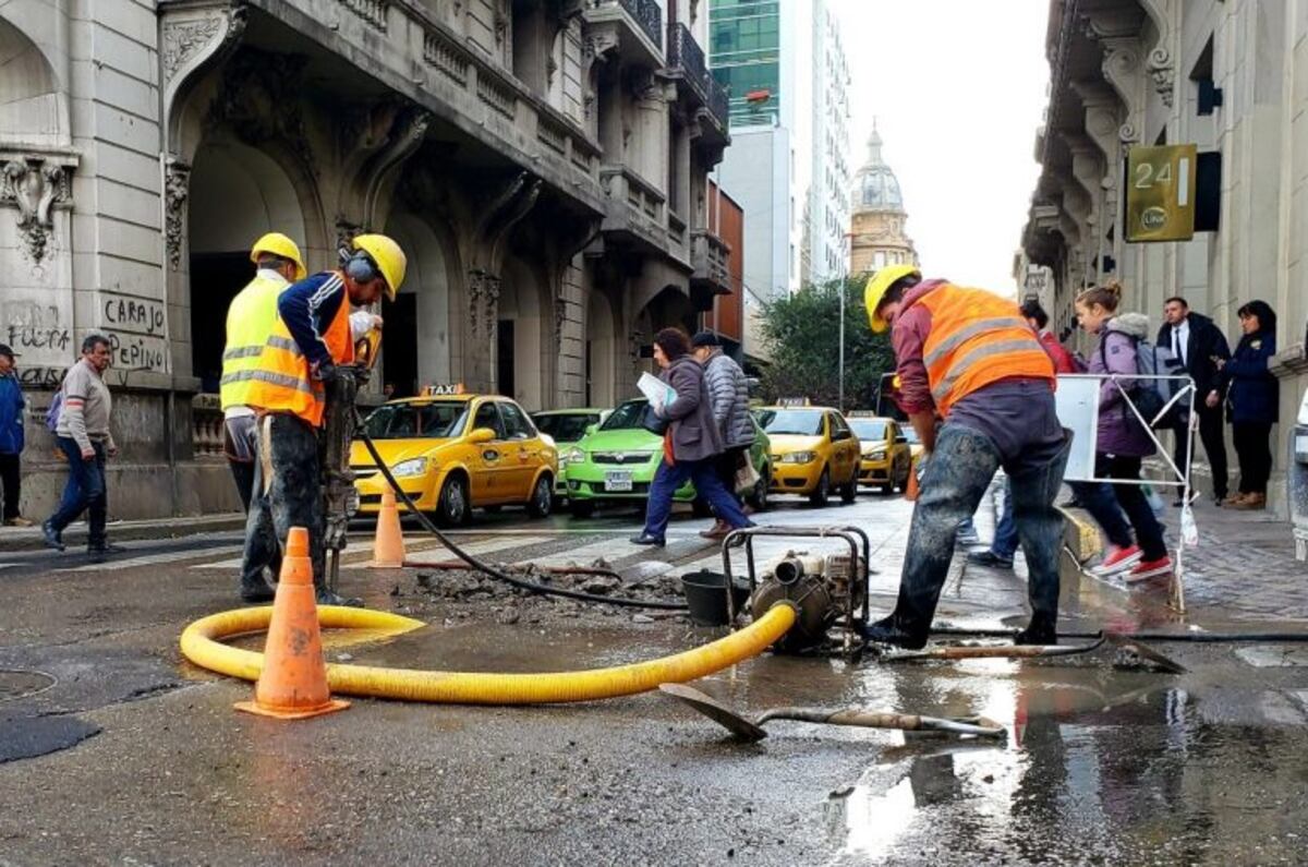 Se rompió un caño de agua y hay demoras en la Plaza San Martín