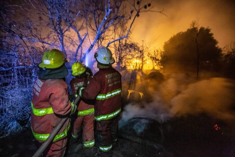 Incendio (Foto tomada del Facebook de Bomberos Voluntarios Salta)