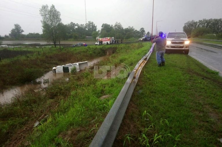 Volcó una camioneta policial en la ruta 70