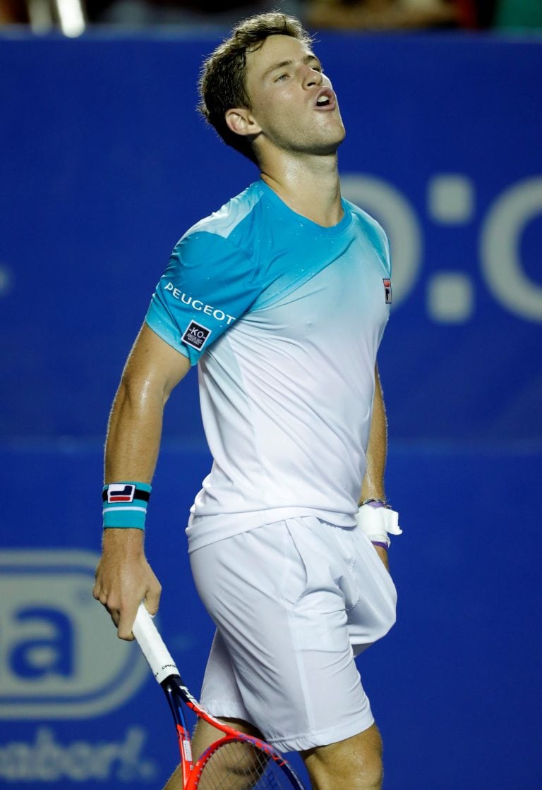 MEX109. ACAPULCO (MÉXICO), 27/02/2018.- El tenista argentino Diego Schwartzman celebra su triunfo ante el tenista español Fernando Verdasco hoy, martes 27 de febrero de 2018, durante un partido correspondiente a la segunda jornada del Abierto Mexicano de Tenis que se celebra en pista rápida en Acapulco (México). EFE/José Méndez