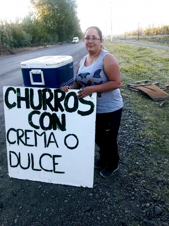 La mujer vende comida junto a su marido tras quedarse sin trabajo en Cipolletti (web).