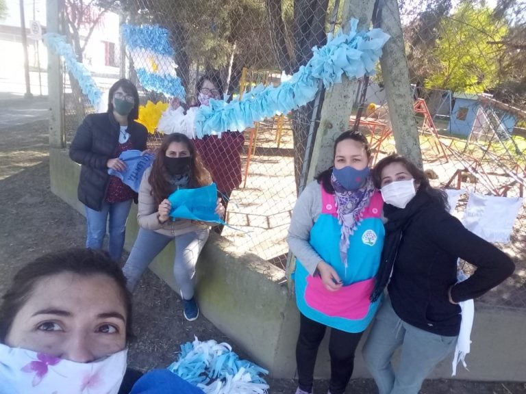 Con una bandera abrazan al Jardin Fulvio Pagani de Arroyito