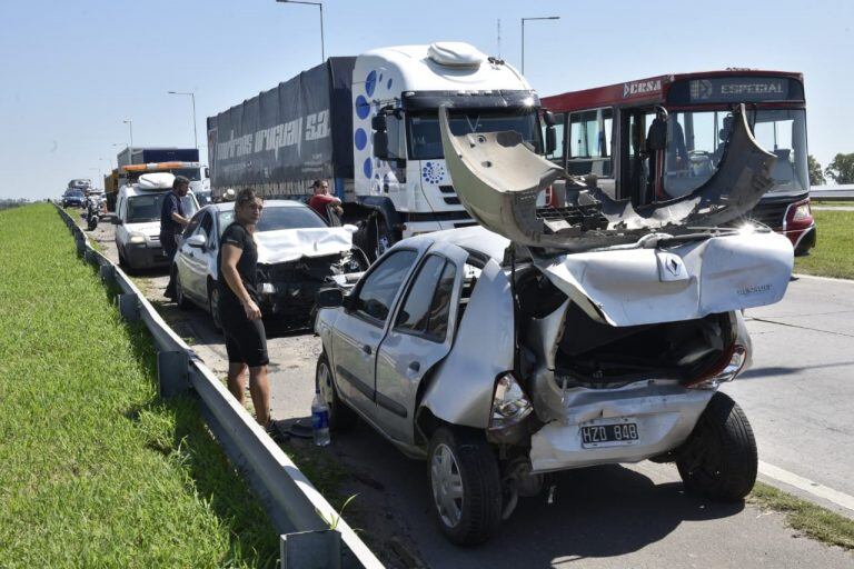 Un choque múltiple en la Circunvalación generó enormes problemas en el tránsito.