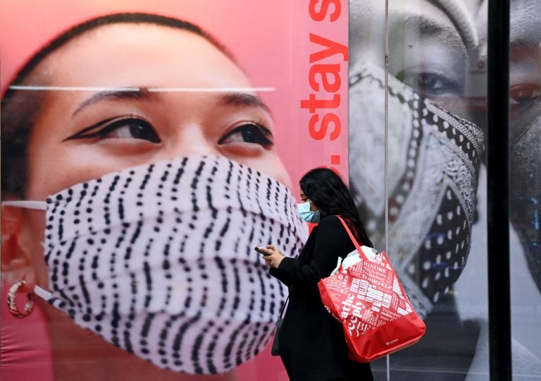 Una mujer camina junto a un anuncio en calle Oxford, Londres, Reino Unido (EFE/EPA/FACUNDO ARRIZABALAGA)