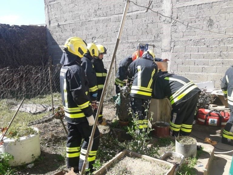 Bomberos rescatando al hombre que se cayó en el aljibe en Leones. Gentileza: Red Panorama.