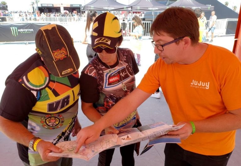 El equipo de promoción jujeño brinda amplia y detallada información sobre la provincia, entregando kits de promoción a los visitantes al stand.