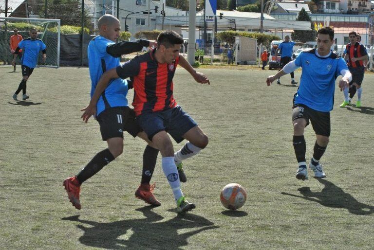 Eduardo Barreto conteniendo el balón.