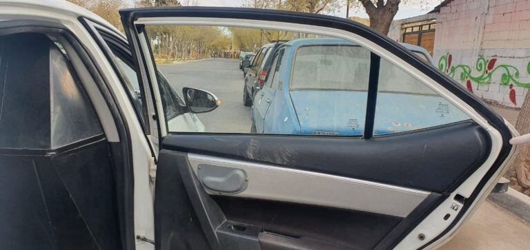 El malviviente rompió una ventana del patrullero.