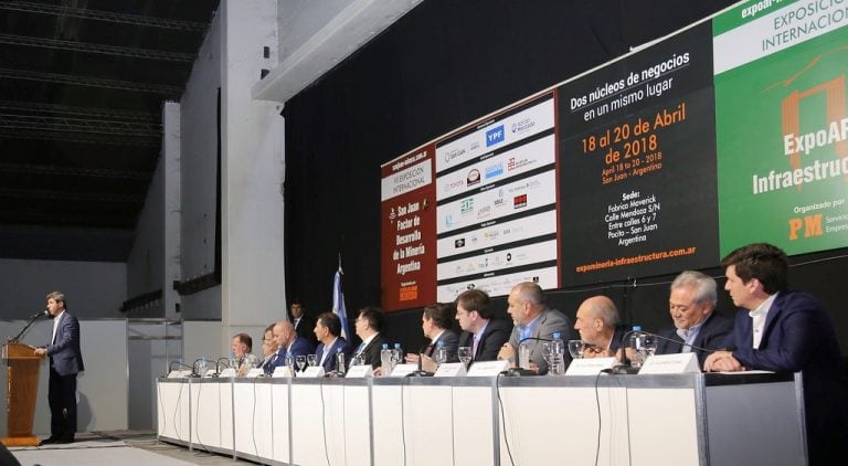 Con un panel, se inauguró la feria.