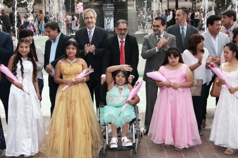 El intendente Jorge y sus funcionarios acompañan a las jovencitas en su celebración.