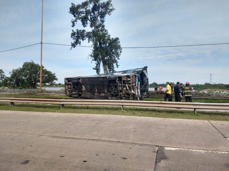 El colectivo Tata Rápido habría despistado por una mancha de aceite