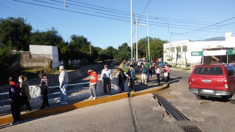 Extensas filas para cobrar - La Rioja