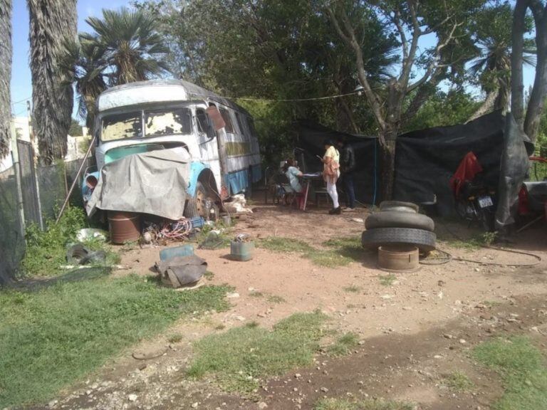 Colectivo abandonado donde vive una anciana en San Luis