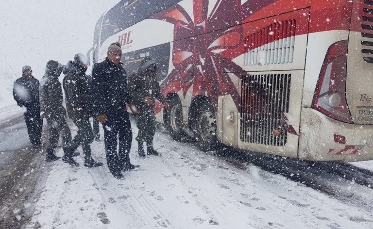 Gendarmería Nacional debió socorrer a los 11 pasajeros que estaban en el micro.