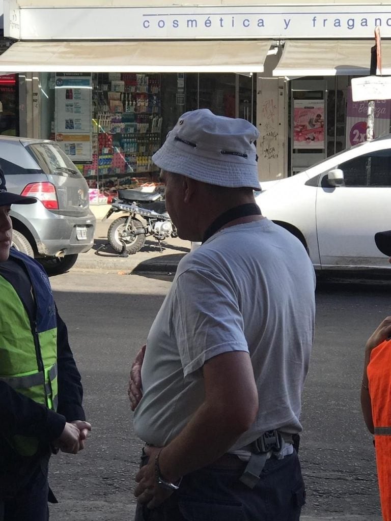 Increpó a una joven que llevaba el pañuelo verde.