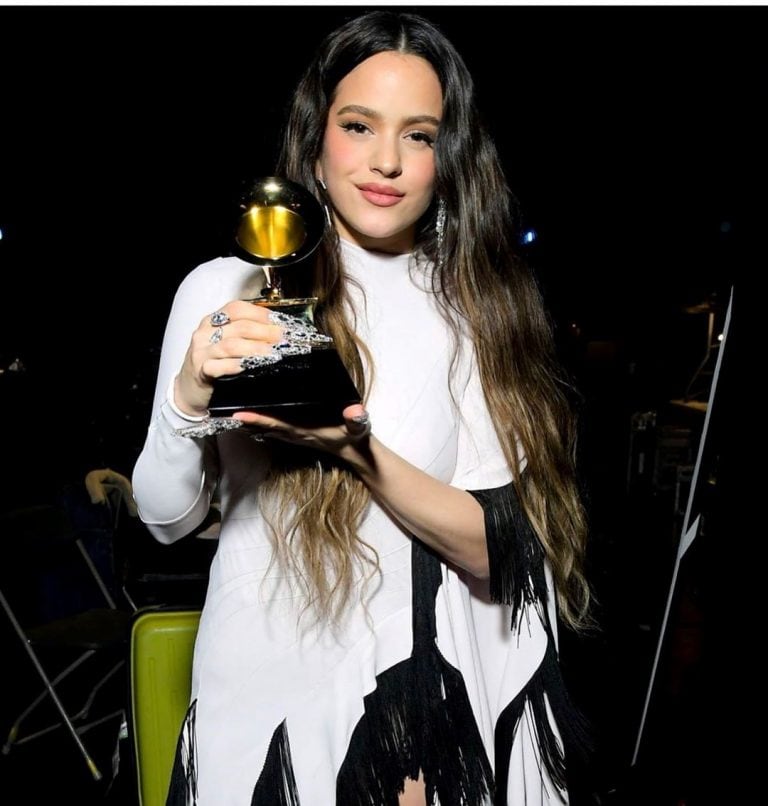 Rosalía, la cantante y productora catalana se llevó el Grammy al Mejor disco latino urbano por su conocido álbum (Foto: Instagram/ @rosalia.vt)