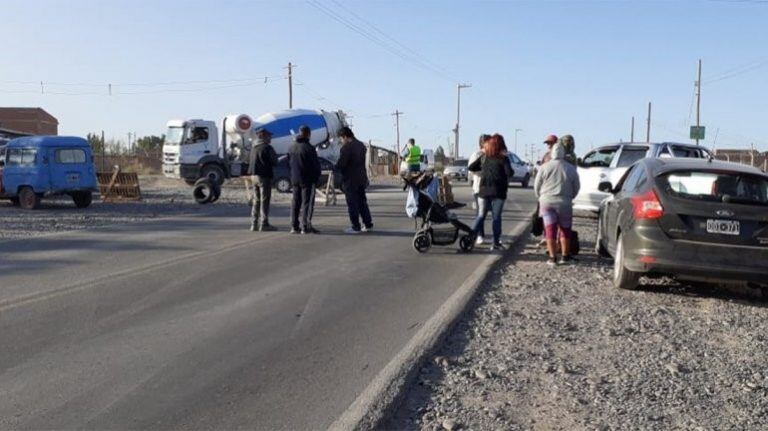 Vecinos de  El Trébol y Ruca Antu durante el corte (lmneuquén)