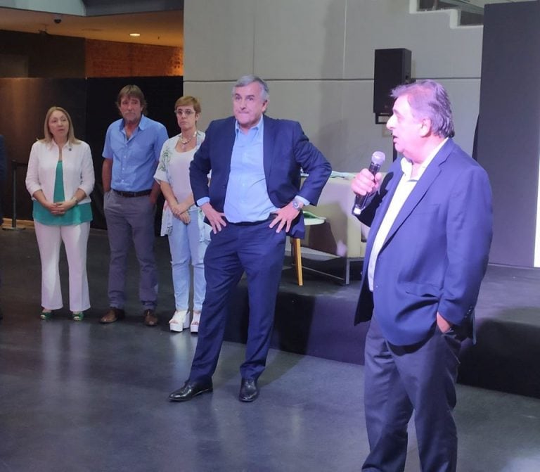 En la reunión del Interbloque el diputado Mario Negri recibió al gobernador Morales. "Desde el Interbloque de Juntos por el Cambio brindamos apoyo al gobernador y a su provincia", le dijo.