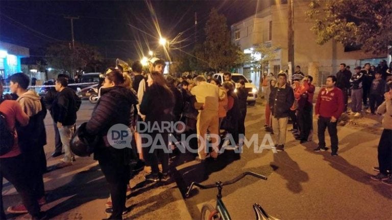 Algunos curiosos y muchos seres queridos de Móttola se agolparon al frente del taller mecánico.