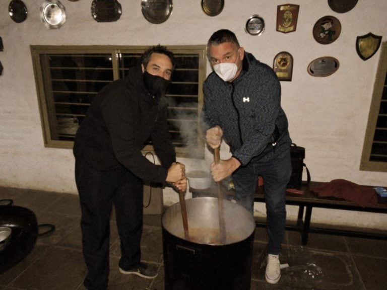 A Mario Milanesio, técnico del básquet en la U, no le tiembla el pulso para remover la olla.