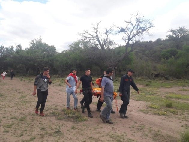 La caminata fue de tres kilómetros por senderos entre las sierras hasta llegar al domicilio.