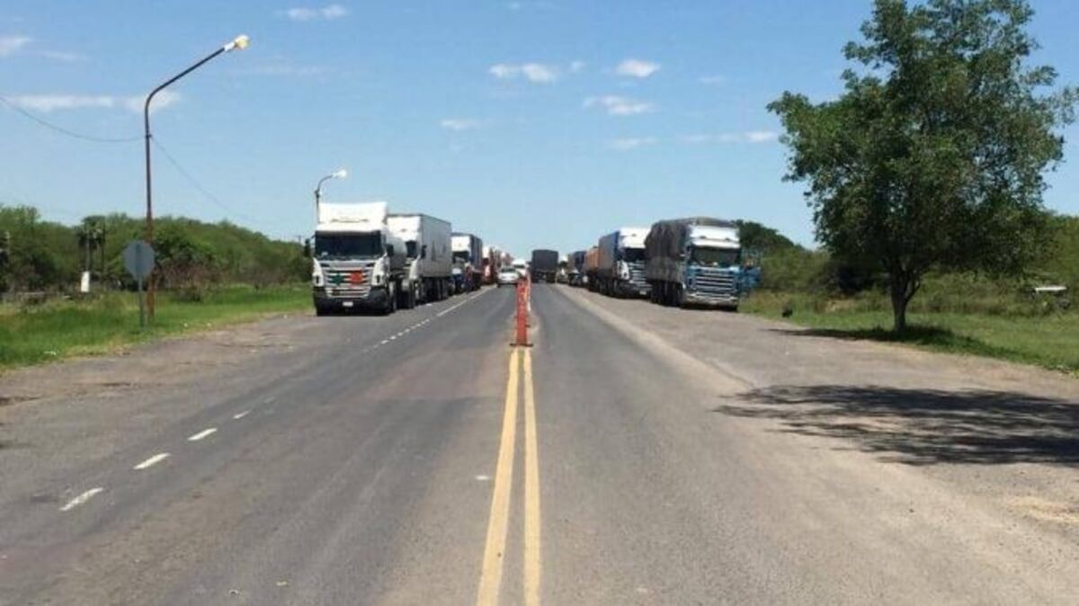 Reunión entre autoridades argentinas y paraguayas destrabó el conflicto con camiones