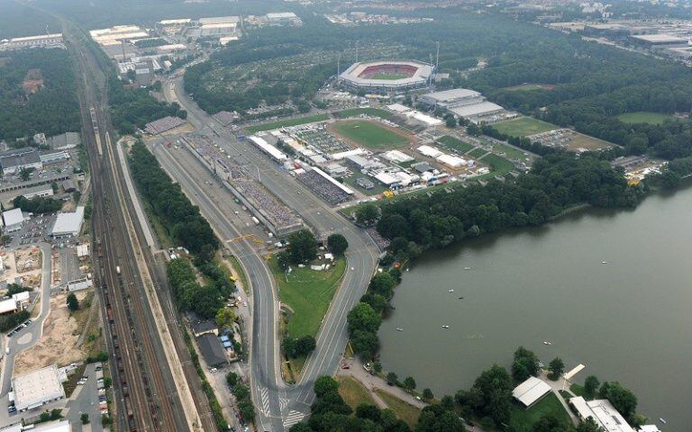 El Norisring, de 2,3 km, entre el lago Dutzendteich y el estadio de fútbol de Nuremberg.