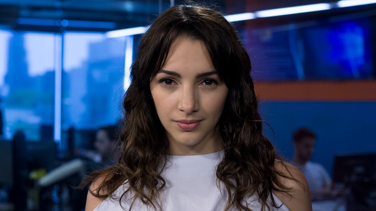 Thelma Fardín deslumbró en Instagram con un vestido rojo frente a la pileta