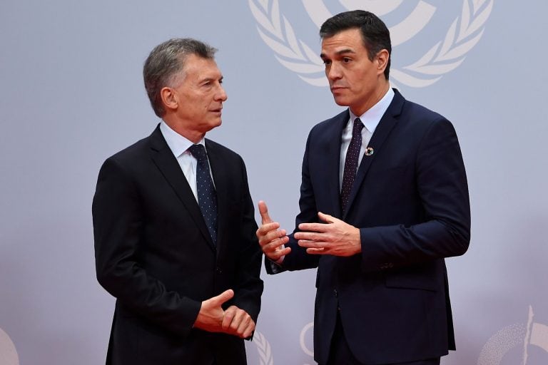 El Primer Ministro español, Pedro Sánchez, saluda al presidente Mauricio Macri en el comienzo de la XXV Conferencia de Naciones Unidas sobre el Cambio Climático. (Foto: PIERRE-PHILIPPE MARCOU / AFP)