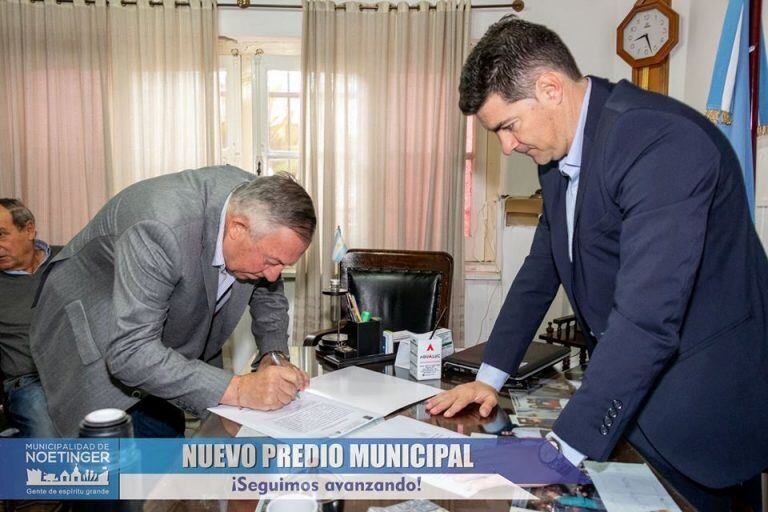 Noetinger firma de traspaso de terreno