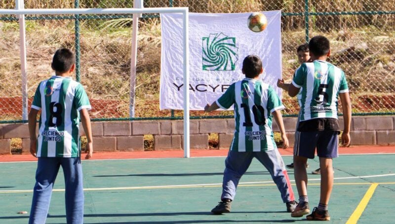 Reacondicionan un espacio deportivo en Gobernador Roca.