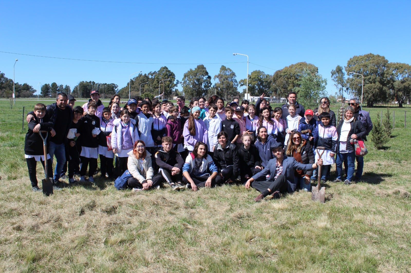 Tres Arroyos: Se realizó la jornada de forestación en el Polo Educativo