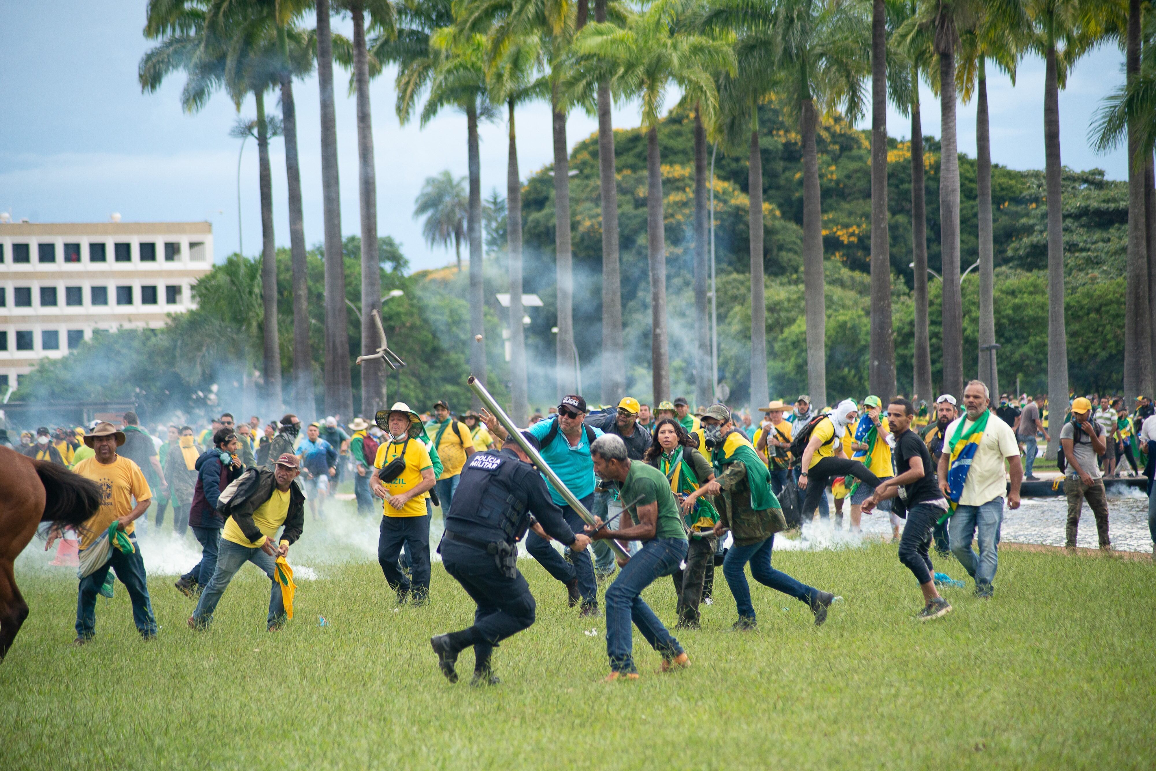 Al menos 400 personas fueron detenidas. 