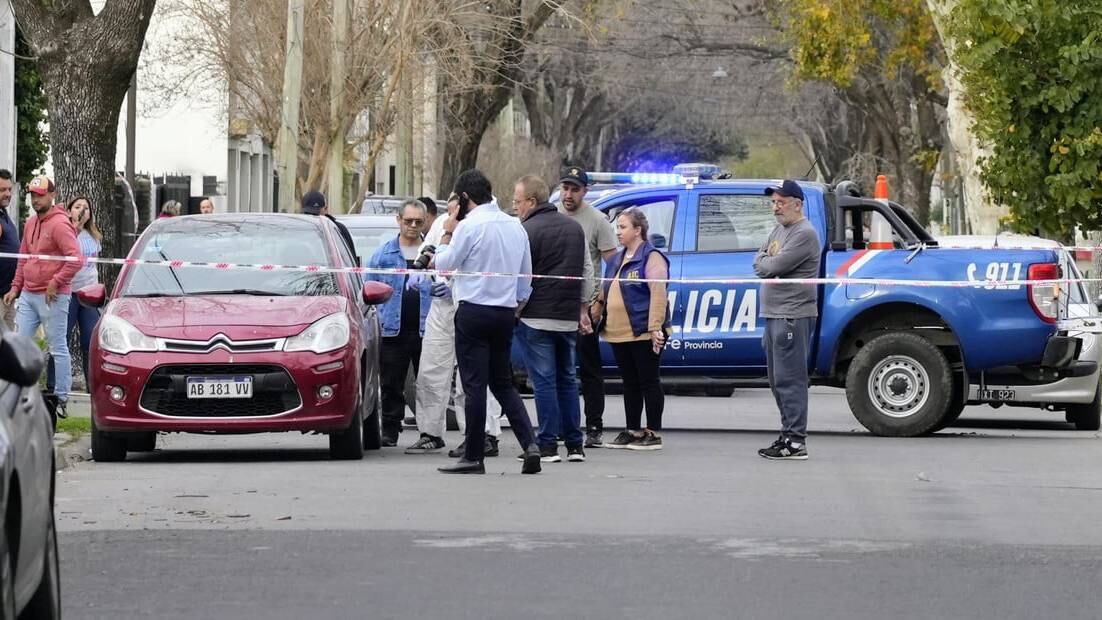 Los delincuentes dejaron el coche y se subieron a un Gol Trend gris.