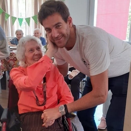 Juan Martín Del Potro visitó a los abuelos de una residencia en Tandil