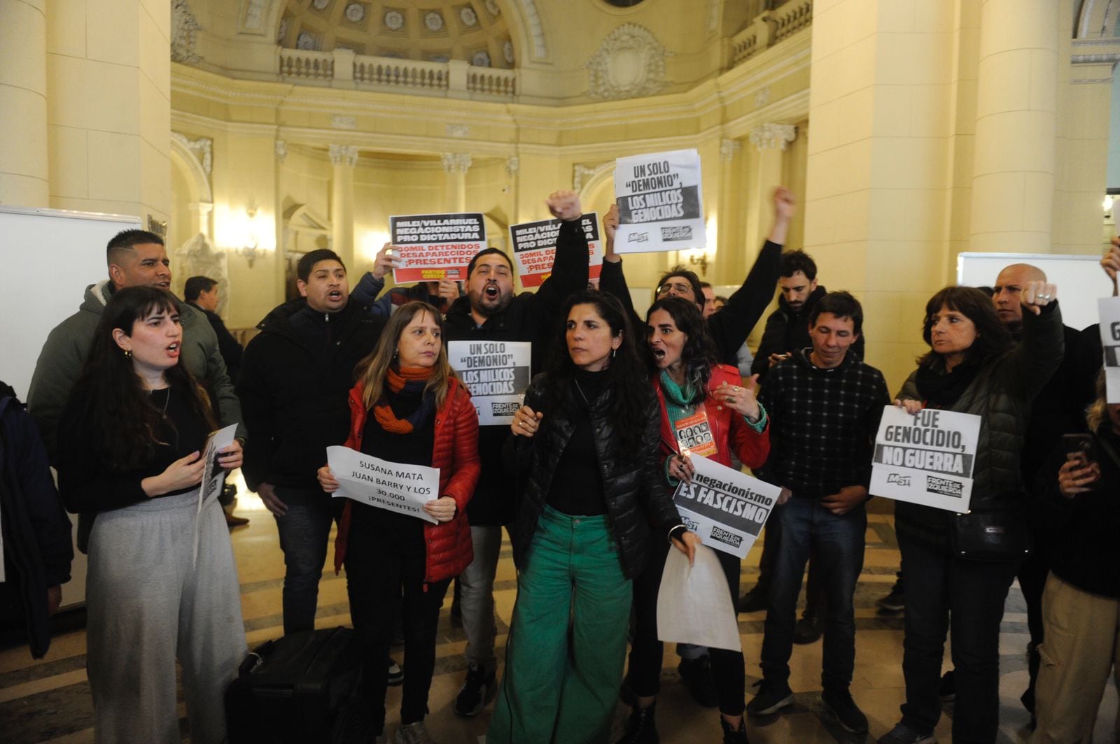 Legisladores de izquierda en el interior del Palacio esta tarde.