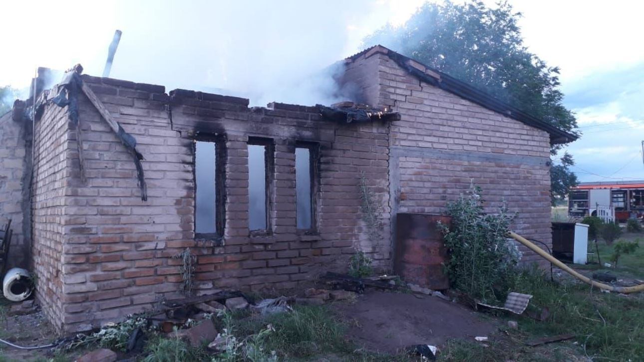 El fuego destruyó la humilde vivienda y también una moto que había en el lugar. Foto 