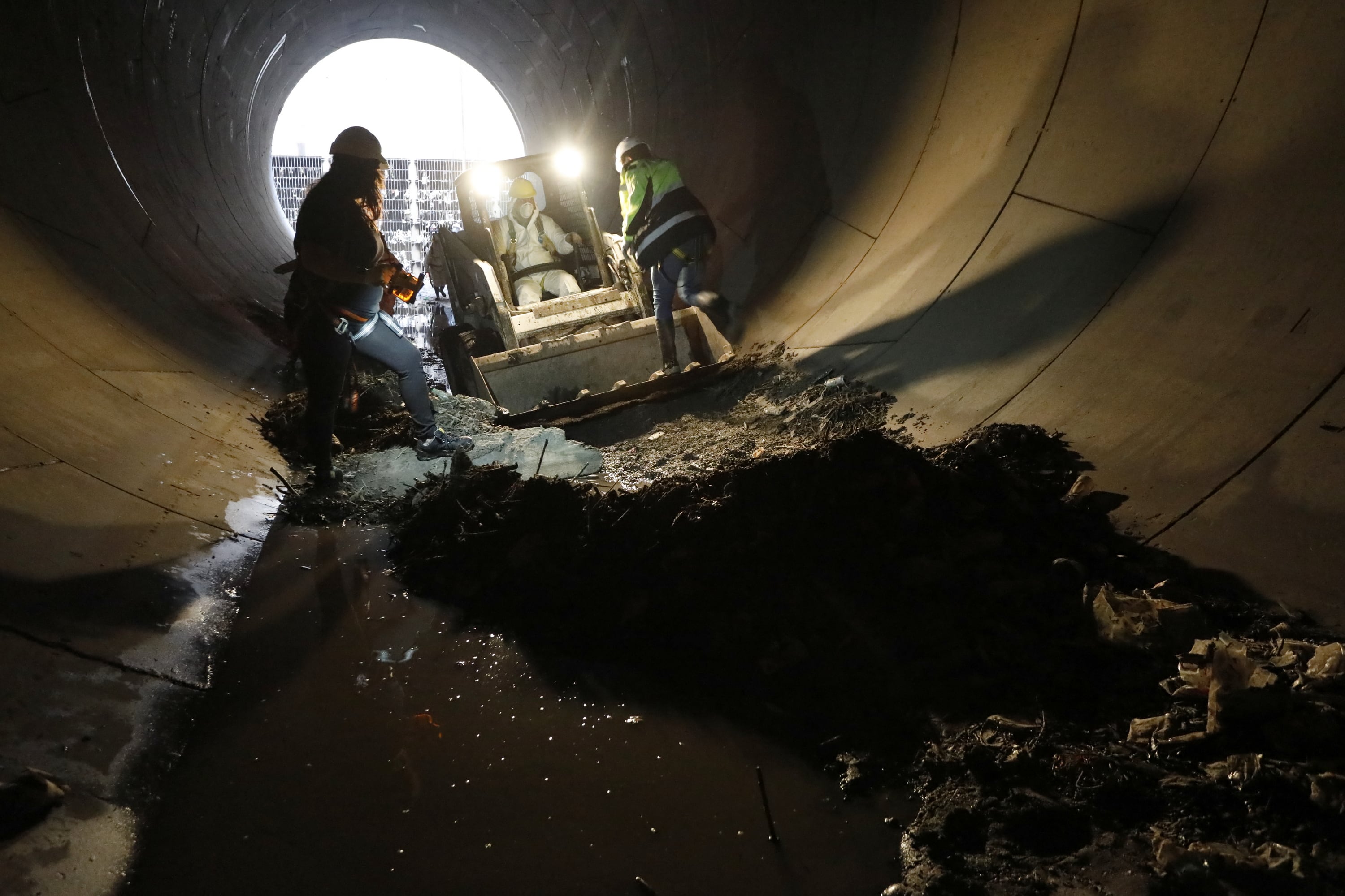 Así limpian los túneles que conducen el agua del arroyo Maldonado.