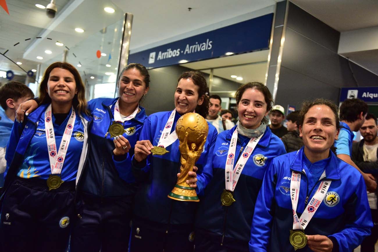 Llegan a Córdoba las Murciélagas campeonas del mundo en Inglaterra (José Hernandez / La Voz)