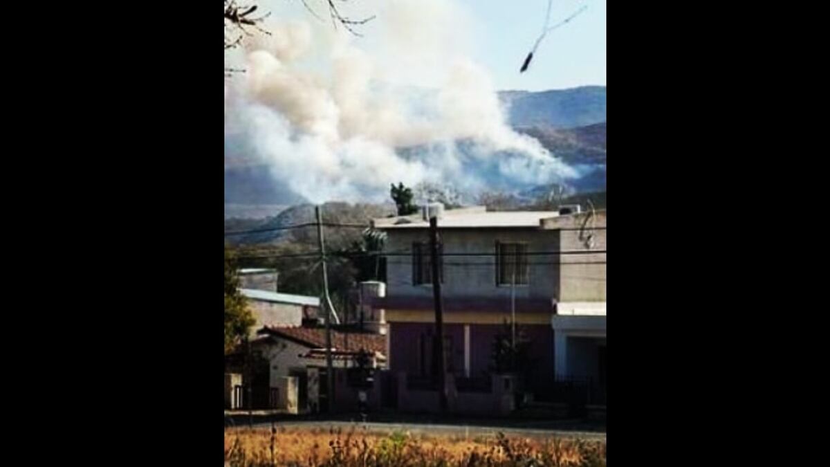 La Calera: incendio de pastizales se acercó a las viviendas